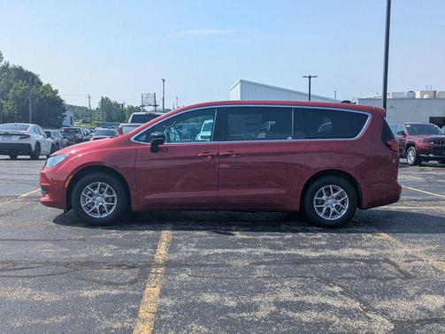 2025 Chrysler Voyager LX