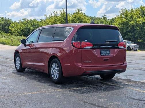 2025 Chrysler Voyager LX