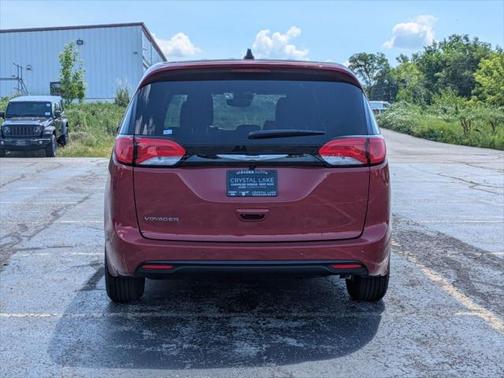 2025 Chrysler Voyager LX