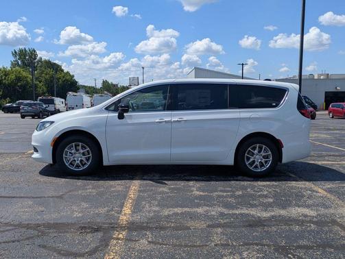 2025 Chrysler Voyager LX
