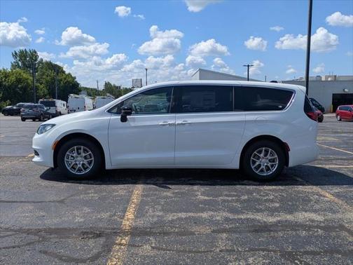 2025 Chrysler Voyager LX