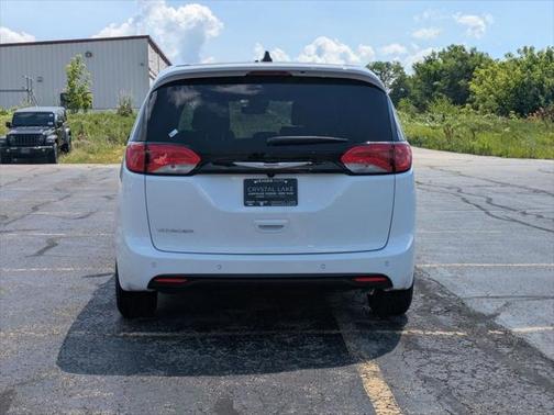 2025 Chrysler Voyager LX