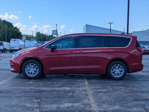 2025 Chrysler Voyager LX