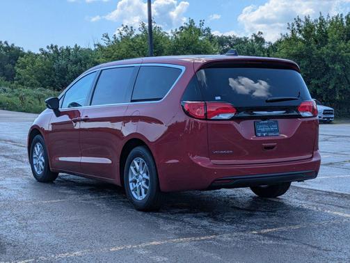 2025 Chrysler Voyager LX