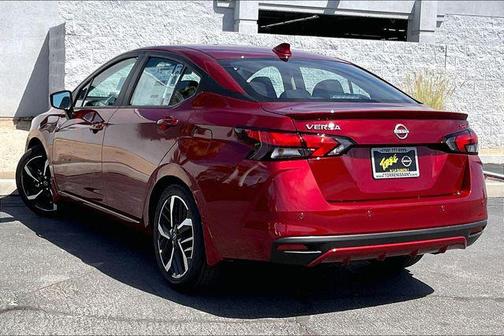 Scarlet 2025 Nissan Versa 1.6 S