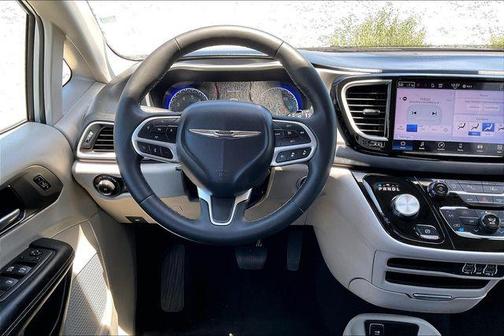 Silver Mist Clearcoat 2023 Chrysler Pacifica Touring L