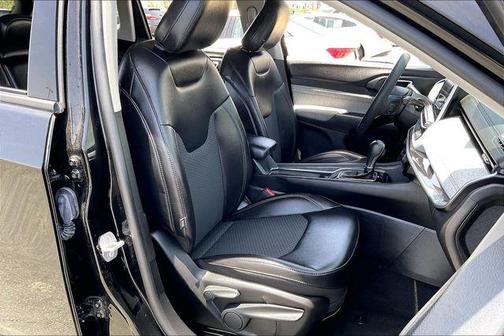 Diamond Black Crystal Pearlcoat 2022 Jeep Compass Latitude