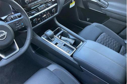 2025 Nissan Pathfinder SV FWD