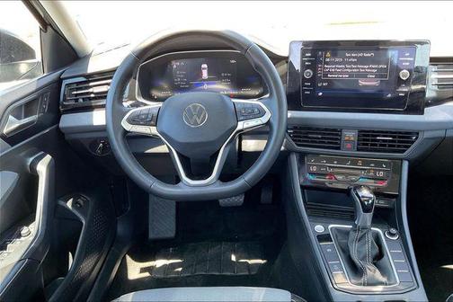 Deep Black Pearl 2025 Volkswagen Jetta 1.5T SE