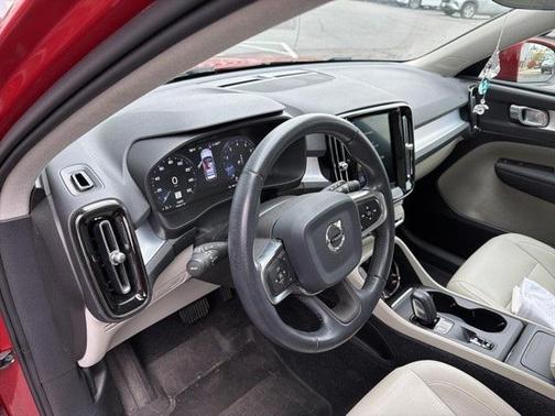 2020 Volvo XC40 T5 Momentum