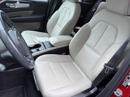 2020 Volvo XC40 T5 Momentum