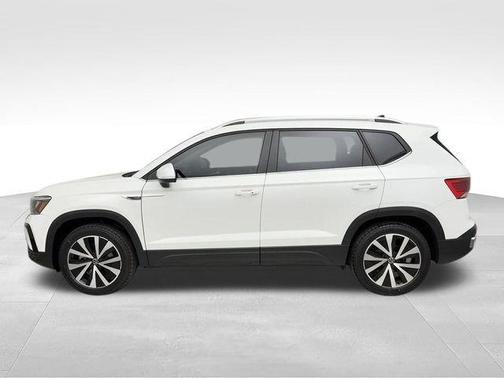 Pure White 2023 Volkswagen Taos 1.5T SE