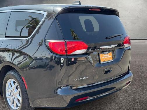2023 Chrysler Voyager LX