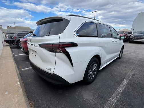 2024 Toyota Sienna LE