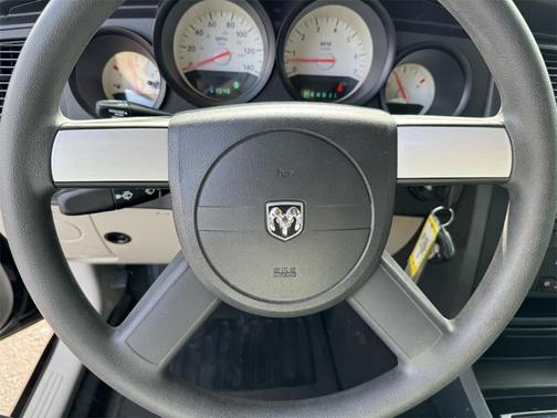 2006 Dodge Magnum Base