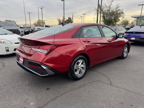 2024 Hyundai ELANTRA SE