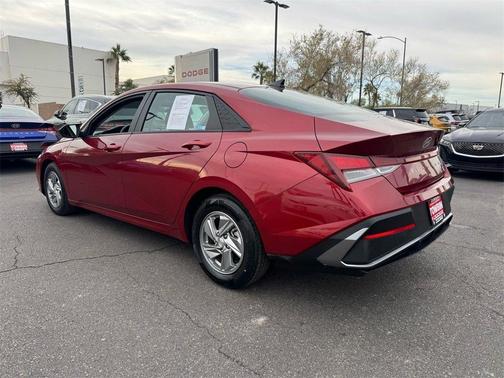 2024 Hyundai ELANTRA SE