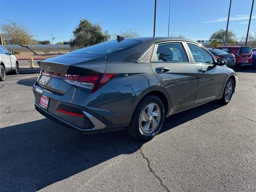 2024 Hyundai ELANTRA SE