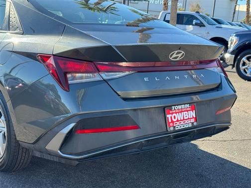 2024 Hyundai ELANTRA SE