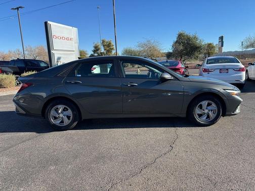 2024 Hyundai ELANTRA SE