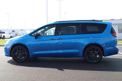 Hydro Blue Pearlcoat 2026 Chrysler Pacifica Limited