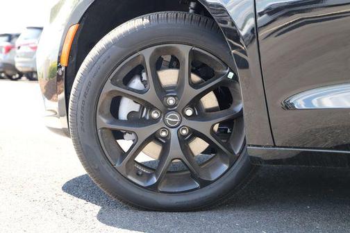 Diamond Black Crystal Pearlcoat 2026 Chrysler Pacifica L