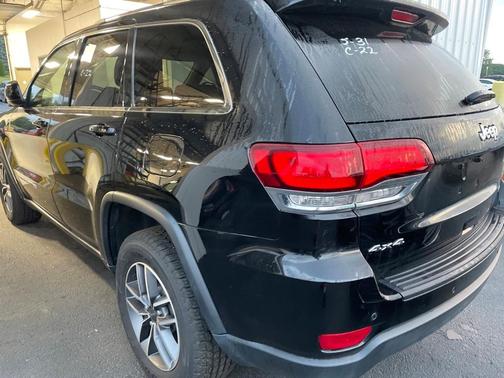 Photo 3 of 11 of 2020 Jeep Grand Cherokee Laredo