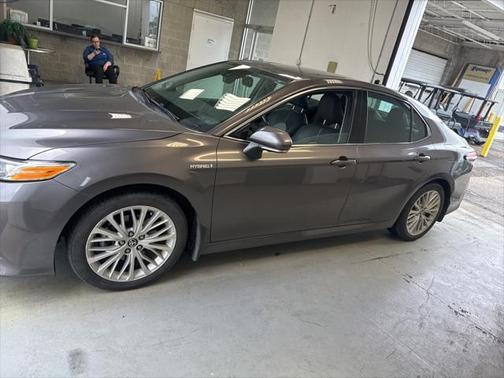 2020 Toyota Camry Hybrid XLE
