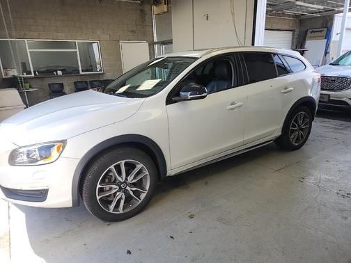 2016 Volvo V60 Cross Country T5 Platinum