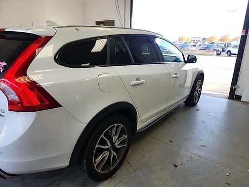 2016 Volvo V60 Cross Country T5 Platinum