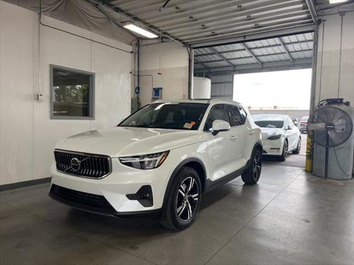 2023 Volvo XC40 B5 Plus Bright Theme