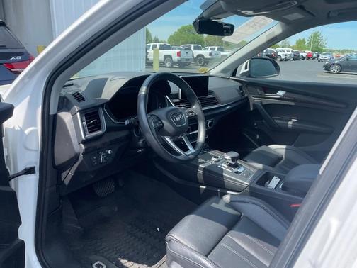 Photo 3 of 4 of 2018 Audi Q5 2.0T Prestige