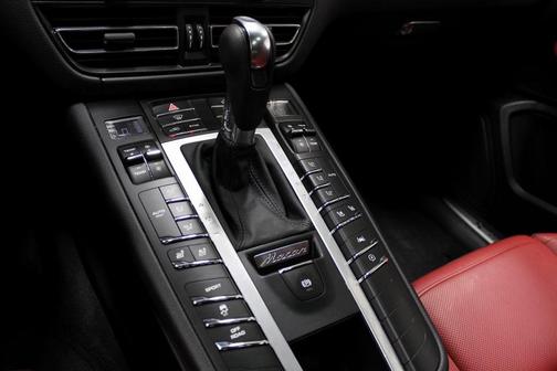 Photo 4 of 36 of 2021 Porsche Macan S