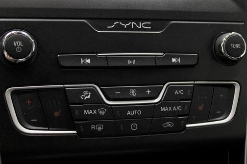 Photo 4 of 28 of 2019 Ford Fusion SE
