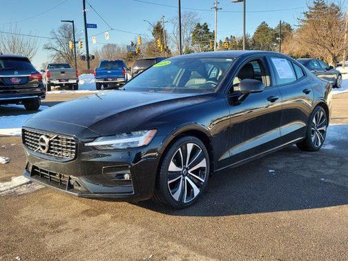 2022 Volvo S60 T5 Momentum