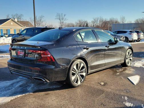 2022 Volvo S60 T5 Momentum
