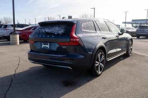 2024 Volvo V60 Cross Country B5 Plus