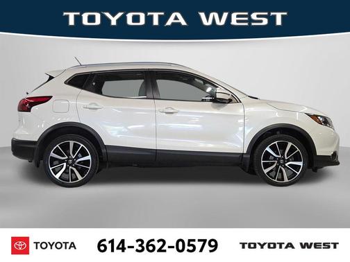 Pearl White 2018 Nissan Rogue Sport SL