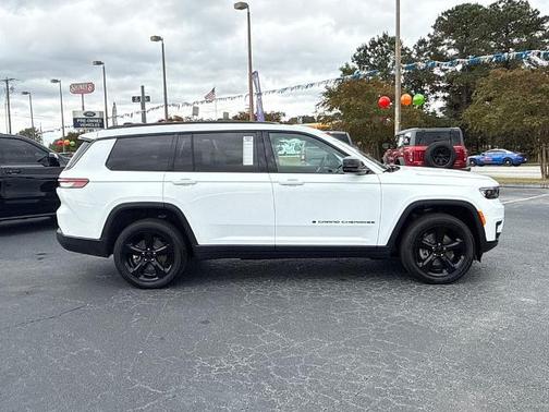 Bright White Clearcoat 2025 Jeep Grand Cherokee LAREDO