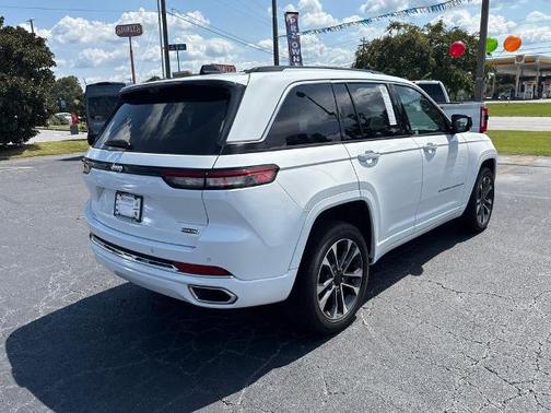 Bright White Clearcoat 2023 Jeep Grand Cherokee OVERLAND