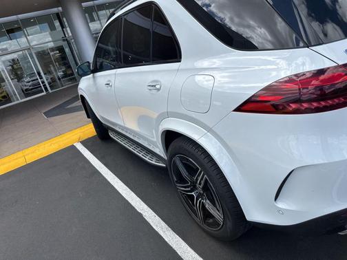 MANUFAKTUR Moonlight White Metallic 2025 Mercedes-Benz GLE 450e 4MATIC