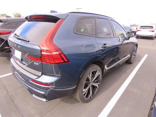 2023 Volvo XC60 B5 Ultimate Dark Theme