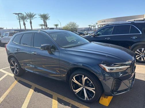 2023 Volvo XC60 B5 Ultimate Dark Theme