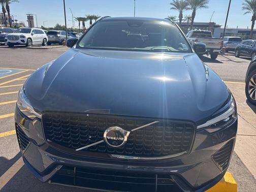 2023 Volvo XC60 B5 Ultimate Dark Theme