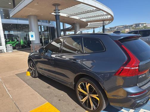 2023 Volvo XC60 B5 Ultimate Dark Theme