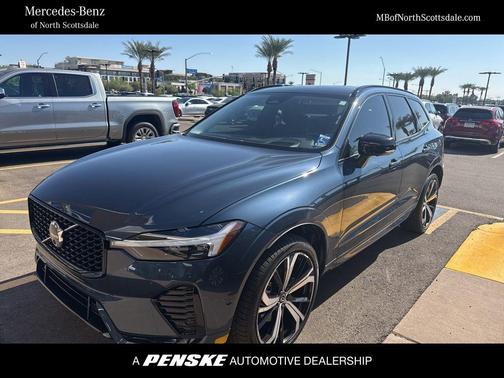 2023 Volvo XC60 B5 Ultimate Dark Theme