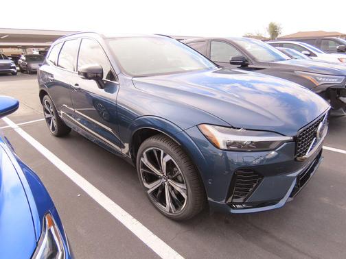 2023 Volvo XC60 B5 Ultimate Dark Theme