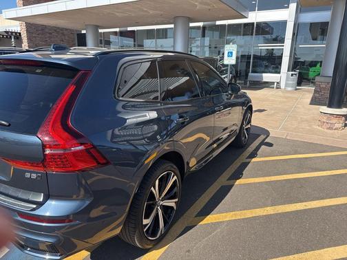 2023 Volvo XC60 B5 Ultimate Dark Theme