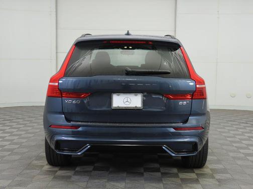 2023 Volvo XC60 B5 Ultimate Dark Theme
