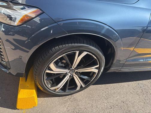 2023 Volvo XC60 B5 Ultimate Dark Theme